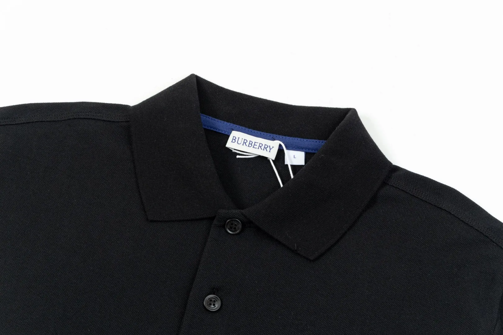 ：BURBERRY ： ：230 ：Black White Blue Size：M-XXL 1：1 LOGO Premium Polo ， ， 。 （EKD） ， 。 Burberry Classic Series， 。 – – （EKD） – 100% – ：100% ；100% – ： – ​